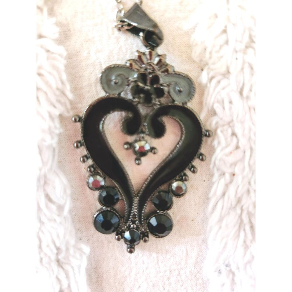 Vintage Black Heart Pendant Necklace – Gothic Victorian-Inspired Statement